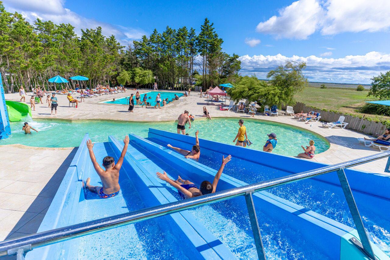 Toboggans, piscines ext�rieures au camping VAGUES OCEANES Coq Hardi � Cassy-Lanton.