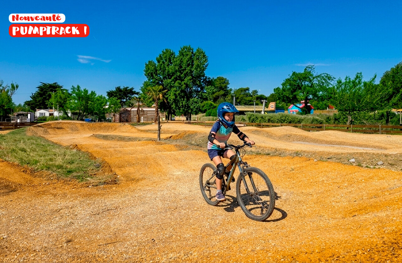 Enfant � v�lo sur le nouveau pumptrack au camping CAPFUN C�te Vermeille � PORT LA NOUVELLE (11).