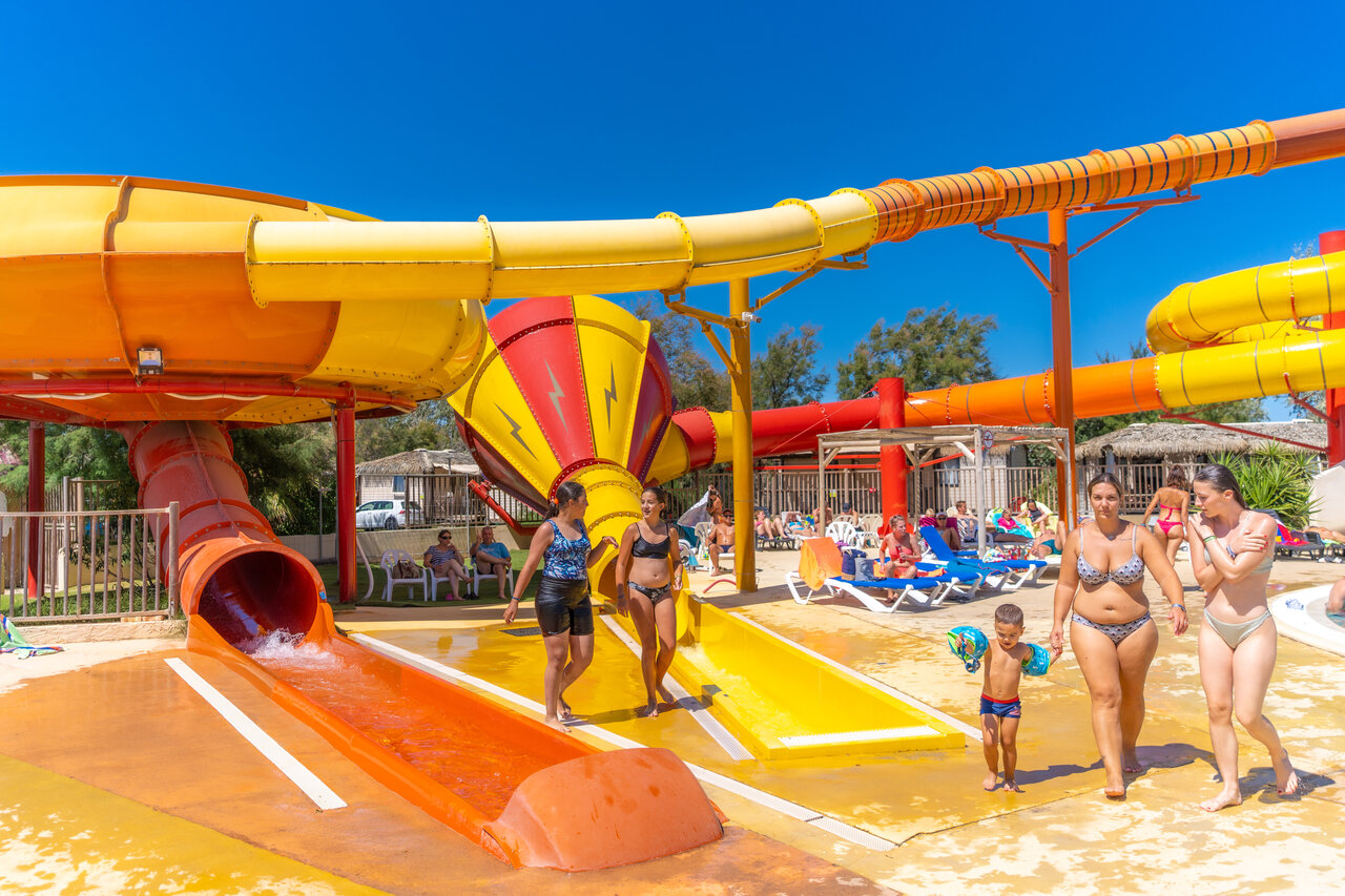Toboggans aquatiques color�s et jeux d'eau au camping CAPFUN C�te Vermeille � PORT LA NOUVELLE (11).