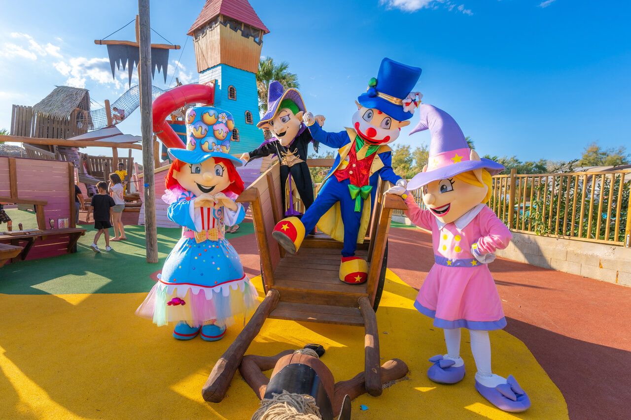 Mascottes color�es sur l'aire de jeux avec structure au camping CAPFUN C�te Vermeille.