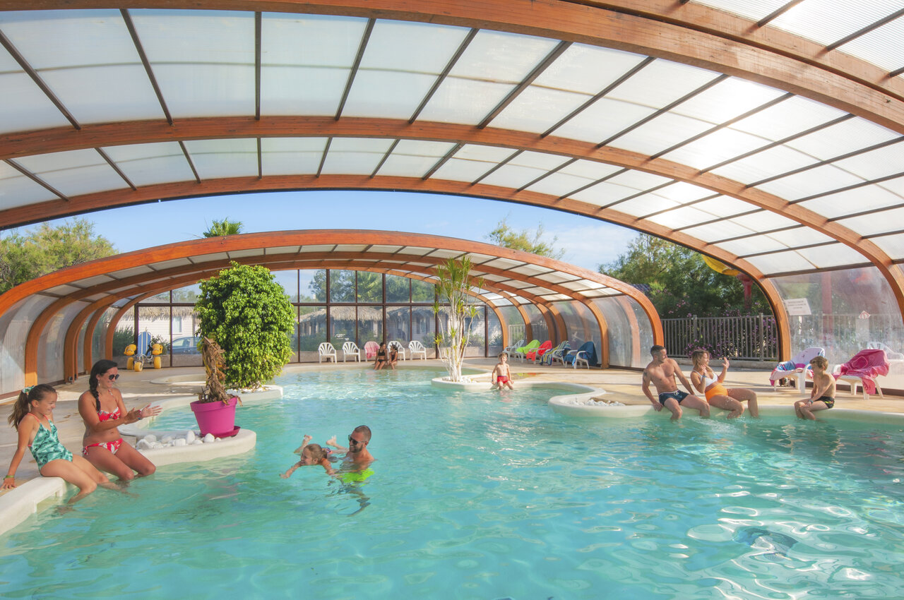 Piscine couverte avec toit r�tractable, famille au camping CAPFUN C�te Vermeille � PORT LA NOUVELLE (11).