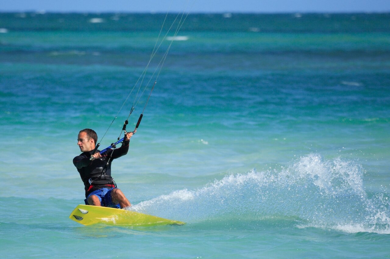 Kitesurf sur mer turquoise, activit� au camping CAPFUN C�te Vermeille � PORT LA NOUVELLE.