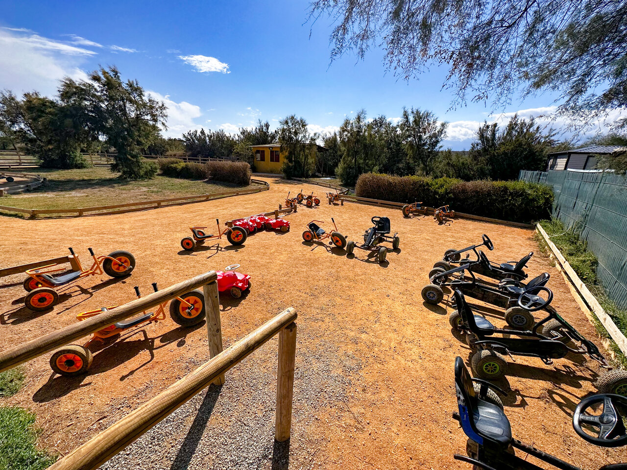 Karts � p�dales sur piste de jeux au camping CAPFUN C�te Vermeille � PORT LA NOUVELLE (11).