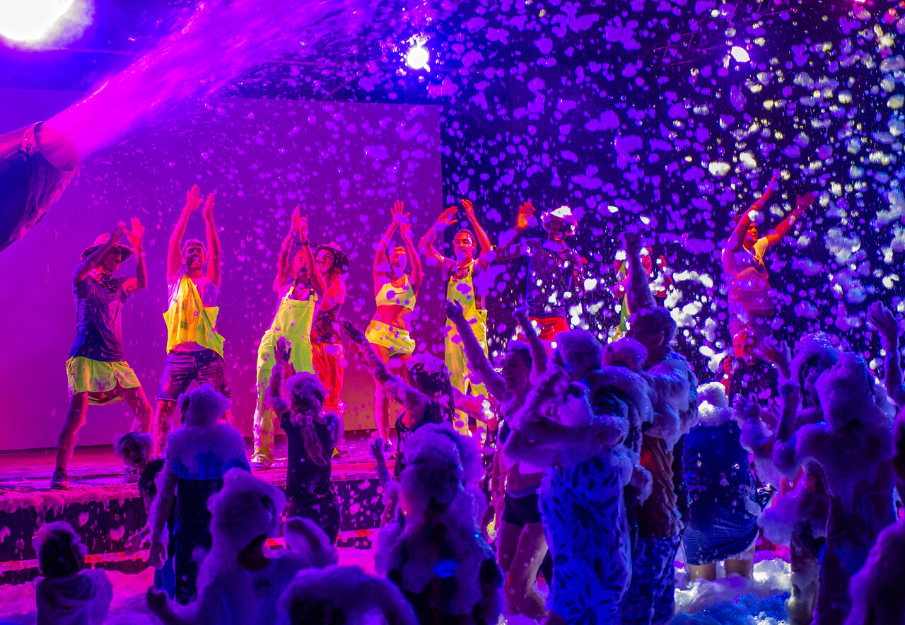 Animation soir�e mousse avec foule joyeuse au camping CAPFUN C�te Vermeille � PORT LA NOUVELLE (11).