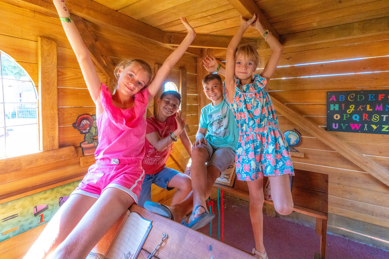 Aire de jeux enfants au camping CAPFUN C�te Vermeille � PORT LA NOUVELLE (11).