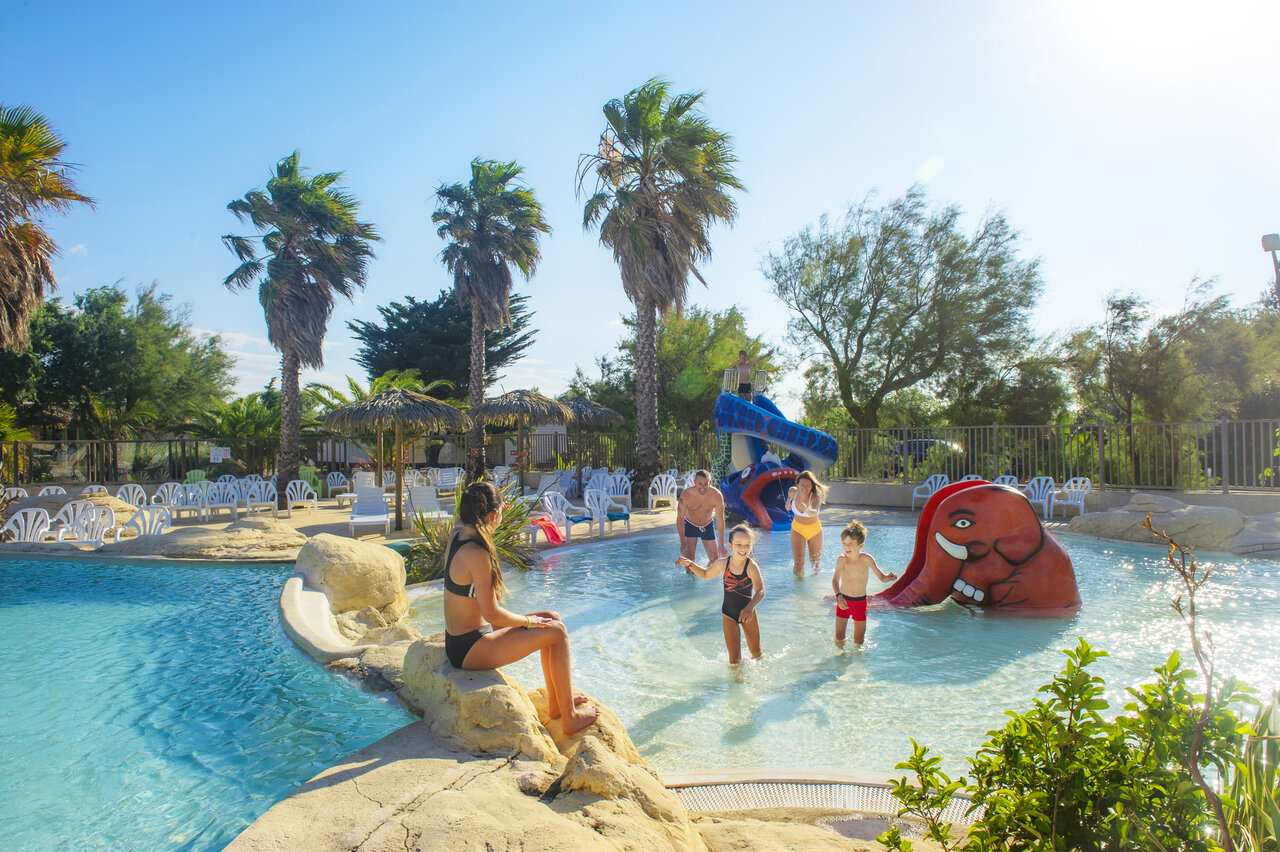 Espace aquatique avec toboggans et piscine pour enfants au camping CAPFUN C�te Vermeille � PORT LA NOUVELLE (11).