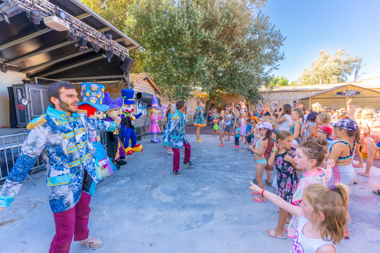 Animation spectacle avec mascottes et enfants au camping CAPFUN C�te Vermeille � PORT LA NOUVELLE (11).