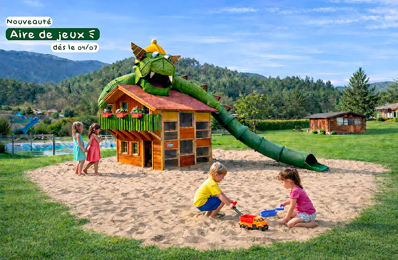 Aire de jeux dragon, toboggan, enfants, piscine au camping CLICOCHIC Couriou, Recoubeau-Jansac.