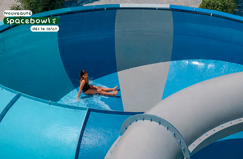 Toboggan aquatique Spacebowl avec jeune fille au camping CLICOCHIC Couriou � Recoubeau-Jansac.