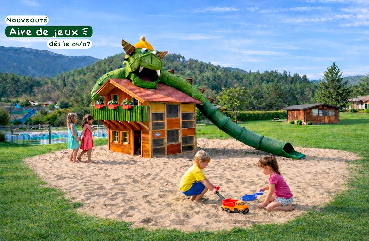 Aire de jeux dragon, toboggan, enfants, piscine au camping CLICOCHIC Couriou, Recoubeau-Jansac.