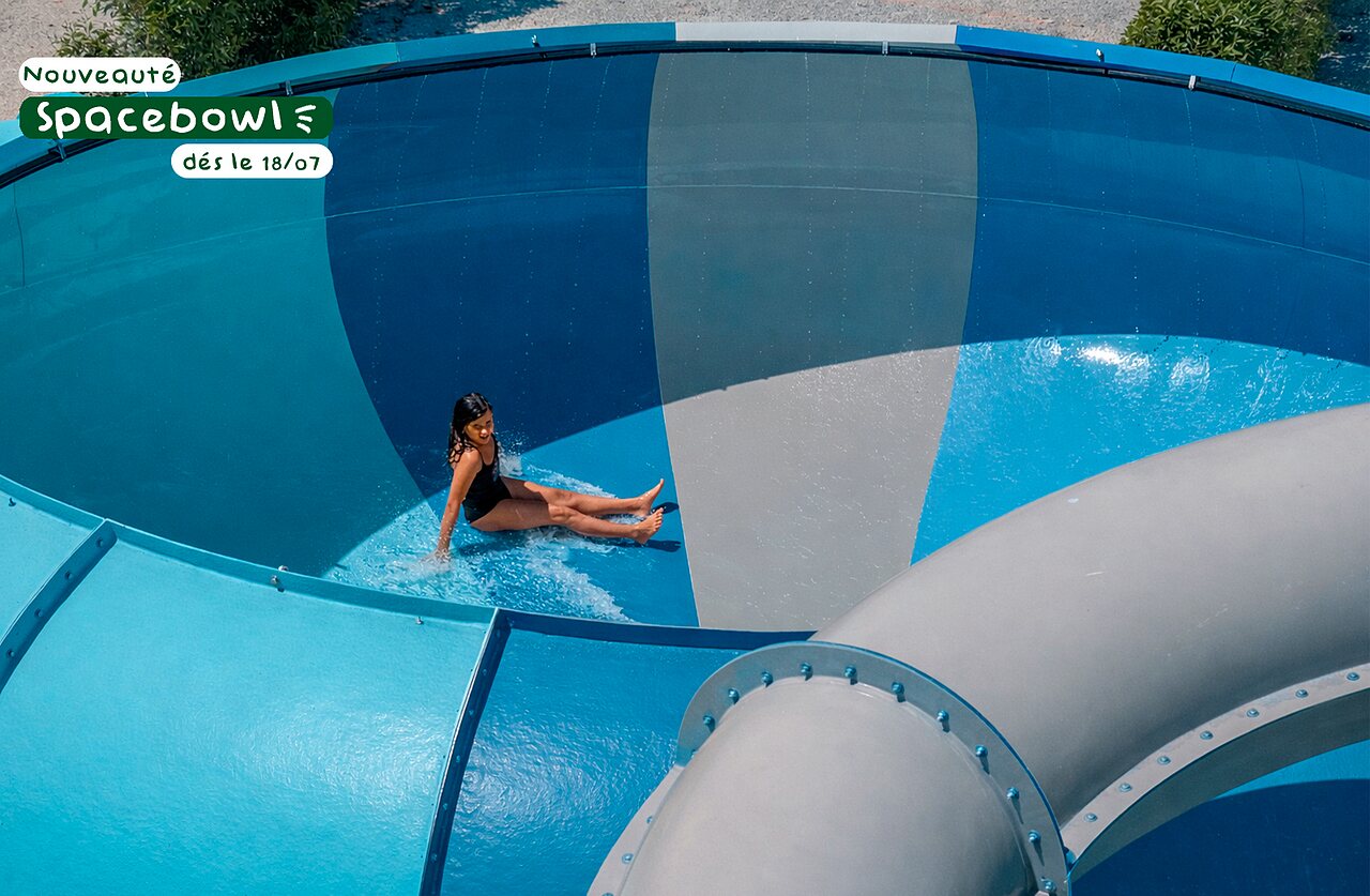 Toboggan aquatique Spacebowl avec jeune fille au camping CLICOCHIC Couriou � Recoubeau-Jansac.