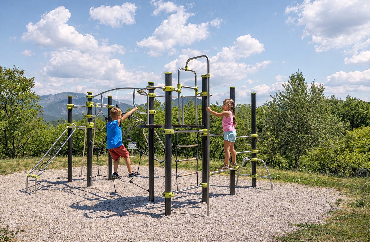 Structure de jeux d'escalade pour enfants en plein air au camping CLICOCHIC Couriou � Recoubeau-Jansac (26).