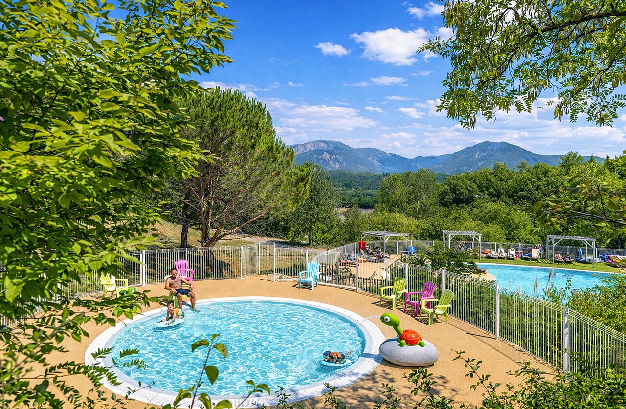 Piscine ext�rieure, bassin enfants, transats et vue montagnes au camping CLICOCHIC Couriou.