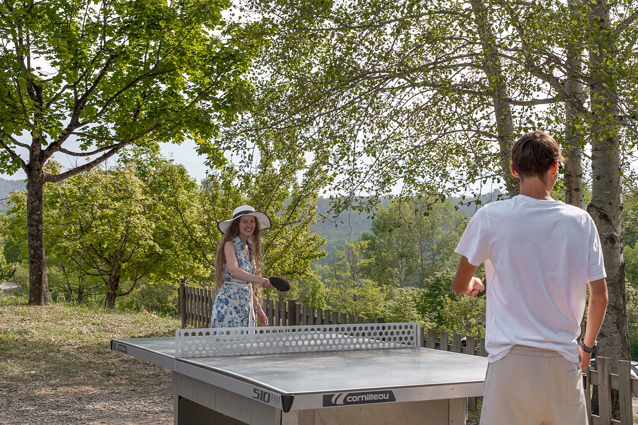 Ping-pong ext�rieur, deux personnes jouent au camping CLICOCHIC Couriou � Recoubeau-Jansac.