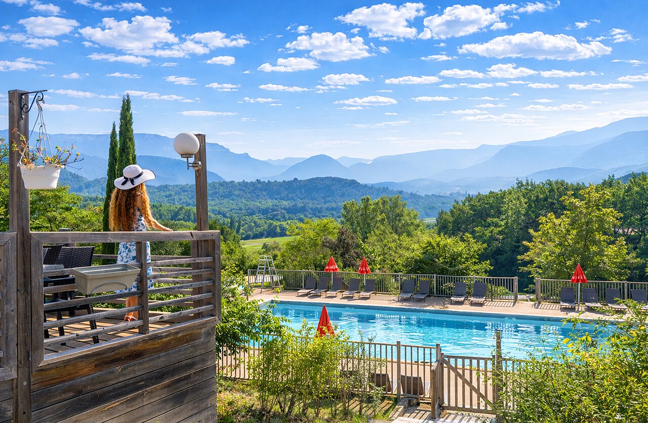 Piscine ext�rieure avec vue panoramique sur les montagnes au camping CLICOCHIC Couriou � Recoubeau-Jansac.