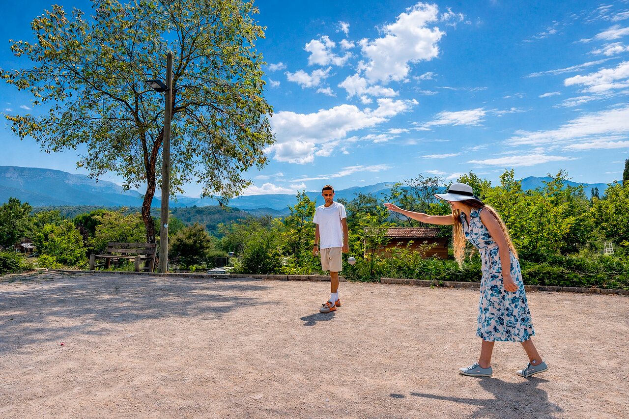 Partie de p�tanque ensoleill�e sur terrain de jeux au camping CLICOCHIC Couriou � Recoubeau-Jansac.