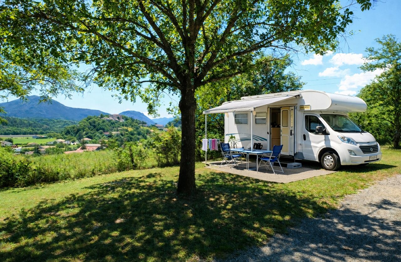 Camping-car sur emplacement ombrag�, vue nature, au camping CLICOCHIC Couriou � Recoubeau.