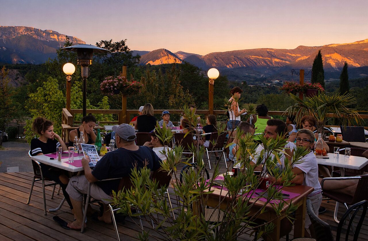 Terrasse de restaurant avec vue panoramique sur les montagnes au camping CLICOCHIC Couriou.