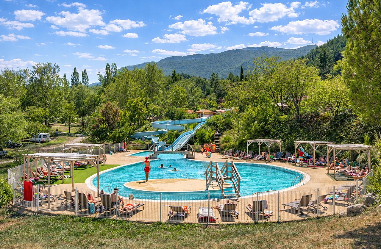 Piscine ext�rieure, toboggan et transats au camping CLICOCHIC Couriou Recoubeau-Jansac.