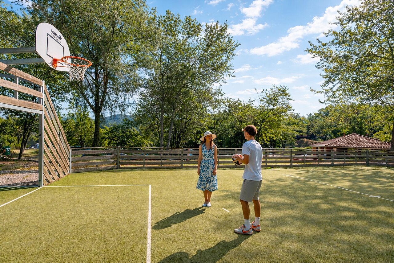 Terrain multisport avec panier de basket au camping CLICOCHIC Couriou � Recoubeau-Jansac.