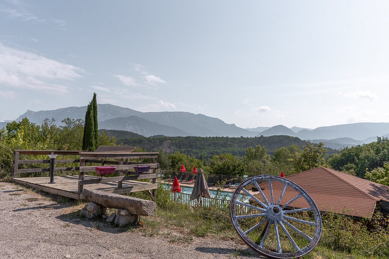 Piscine ext�rieure avec vue panoramique sur les montagnes au camping CLICOCHIC Couriou � Recoubeau-Jansac.