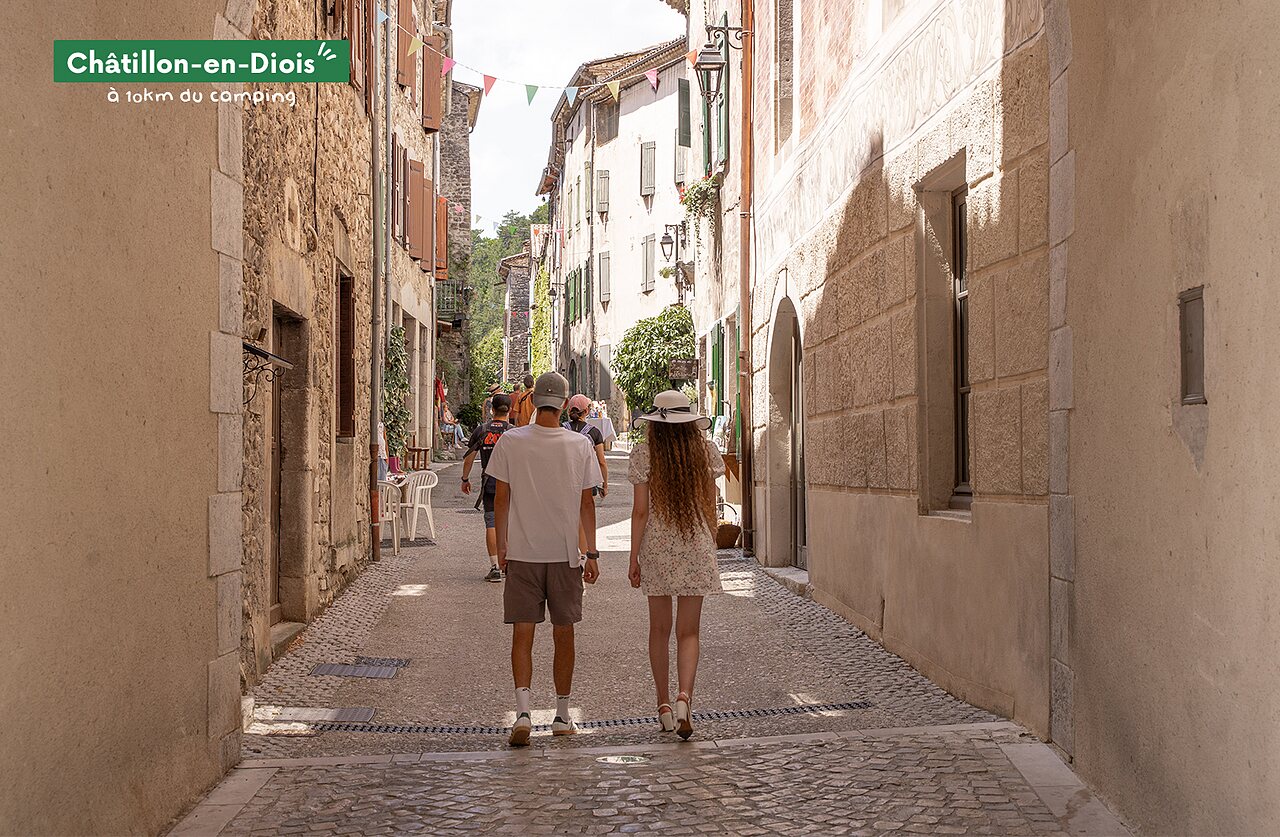 Rue pav�e historique de Ch�tillon-en-Diois, village � visiter pr�s du camping.