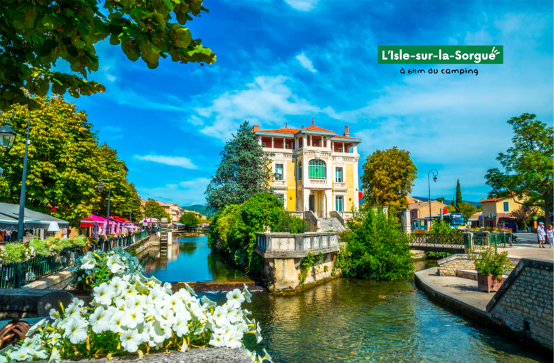 L'Isle-sur-la-Sorgue, charmante ville proven�ale avec canaux et maisons anciennes � visiter.