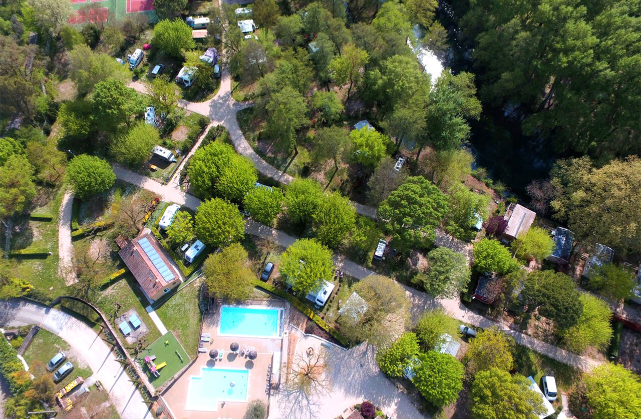 Piscines, emplacements, tennis au camping CLICOCHIC Couteli�re � Lagnes (84).