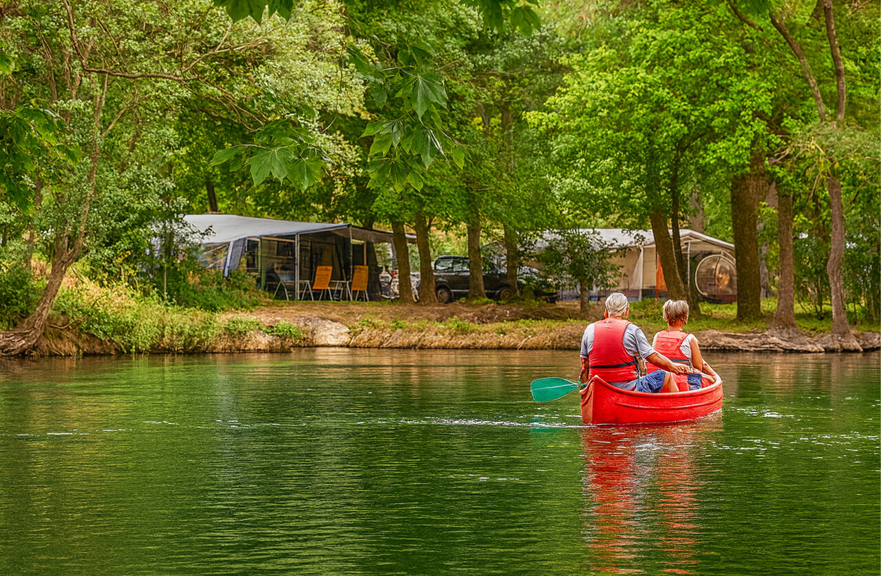 Cano� sur rivi�re, emplacements de camping au camping CLICOCHIC Couteli�re � Lagnes (84).