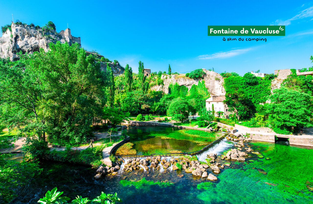Source de la Sorgue, village de Fontaine-de-Vaucluse, Provence, � visiter pr�s du camping.