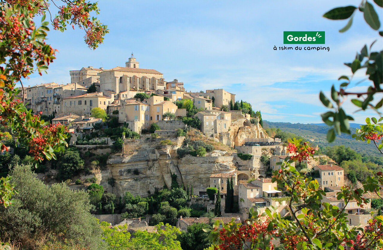Village perch� de Gordes, un site touristique majeur en Provence-Alpes-C�te d'Azur.
