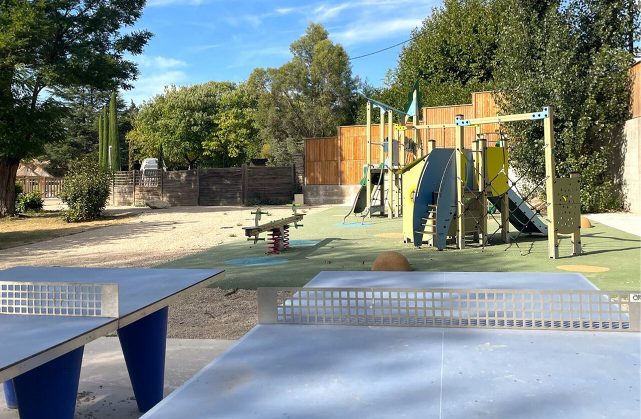 Aire de jeux, ping-pong au camping CLICOCHIC Couteli�re � Lagnes (84).
