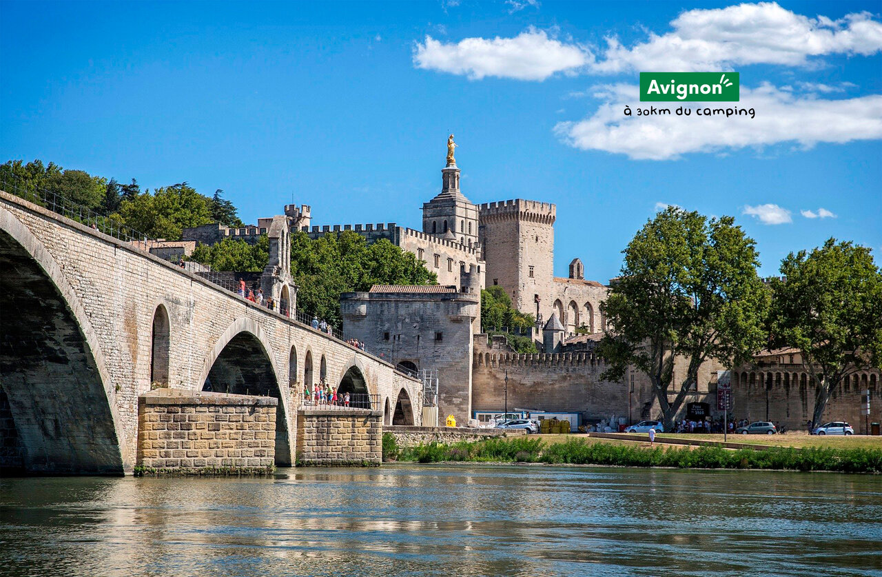Pont d'Avignon et Palais des Papes, monuments historiques � visiter en Provence.