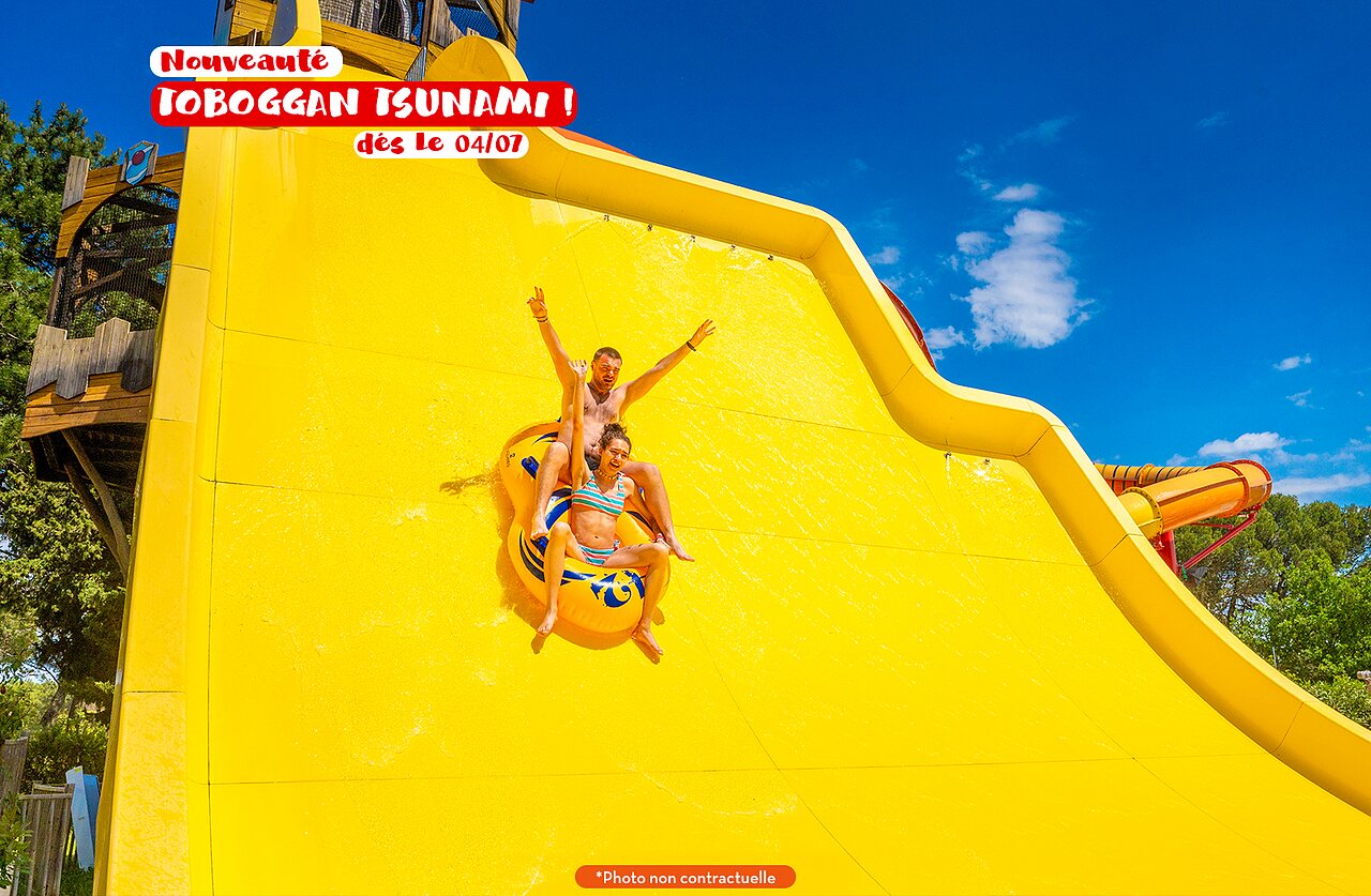 Toboggan Tsunami g�ant et bou�e au camping CAPFUN Curty's � Jard sur Mer (85).