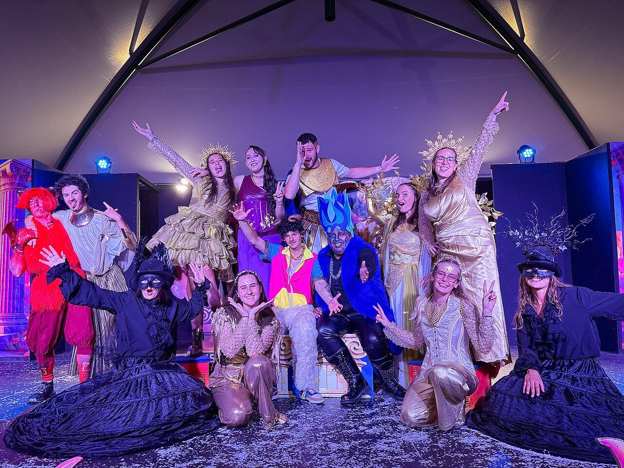 �quipe d'animation costum�e sur sc�ne au camping CAPFUN Curty's � Jard sur Mer (85).