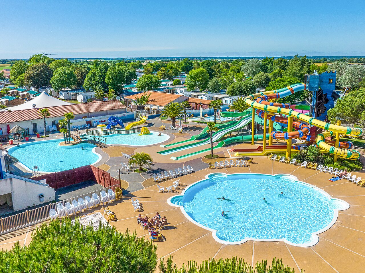 Piscines, toboggans aquatiques g�ants au CAPFUN Curty's � Jard sur Mer (85).