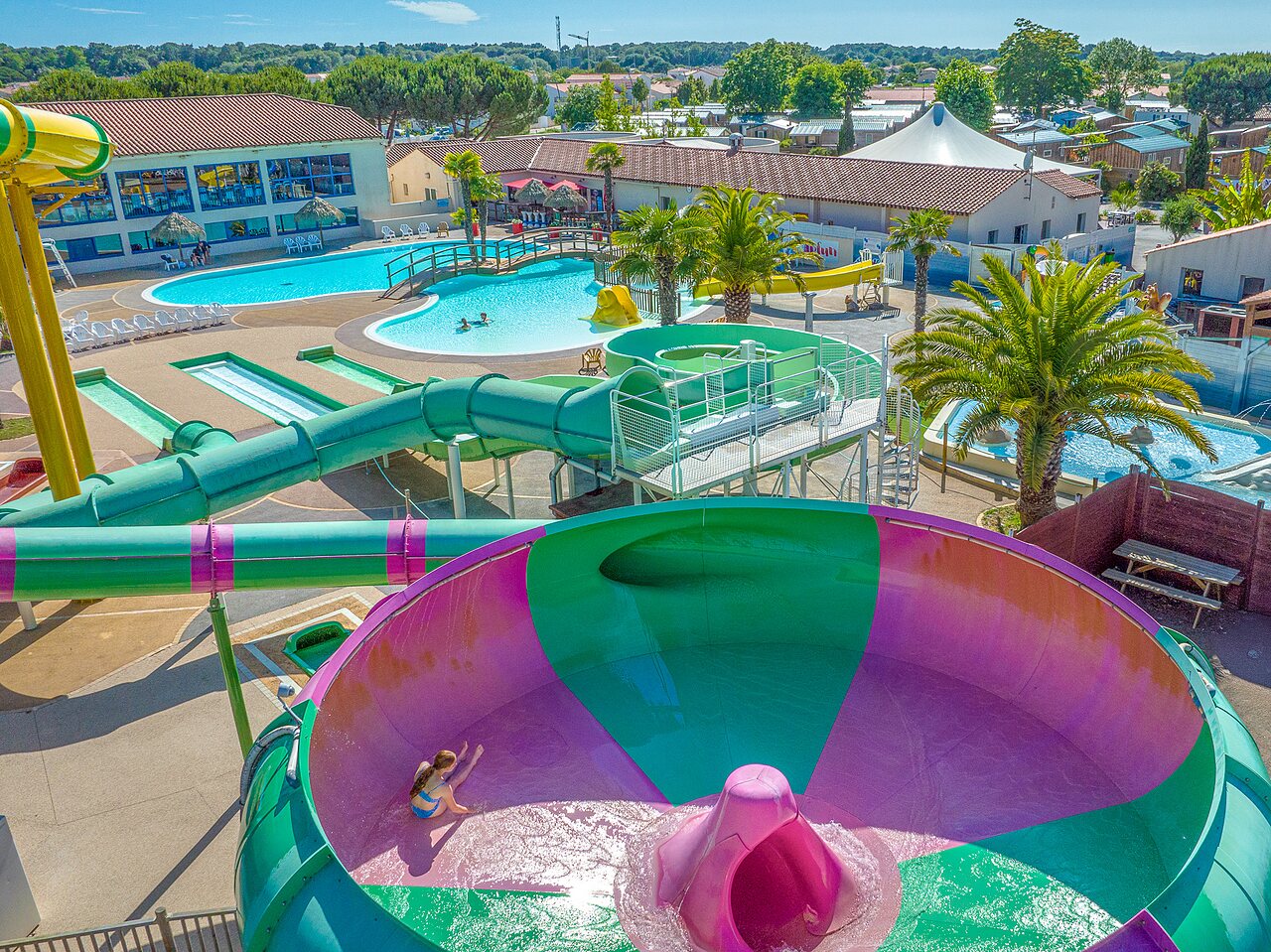 Toboggans aquatiques, piscine et pataugeoire au camping CAPFUN Curty's � Jard sur Mer (85).