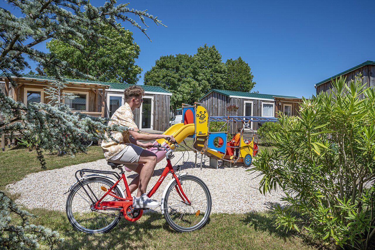 Aire de jeux, v�lo, Mobil-homes au camping CAPFUN Curty's (85).