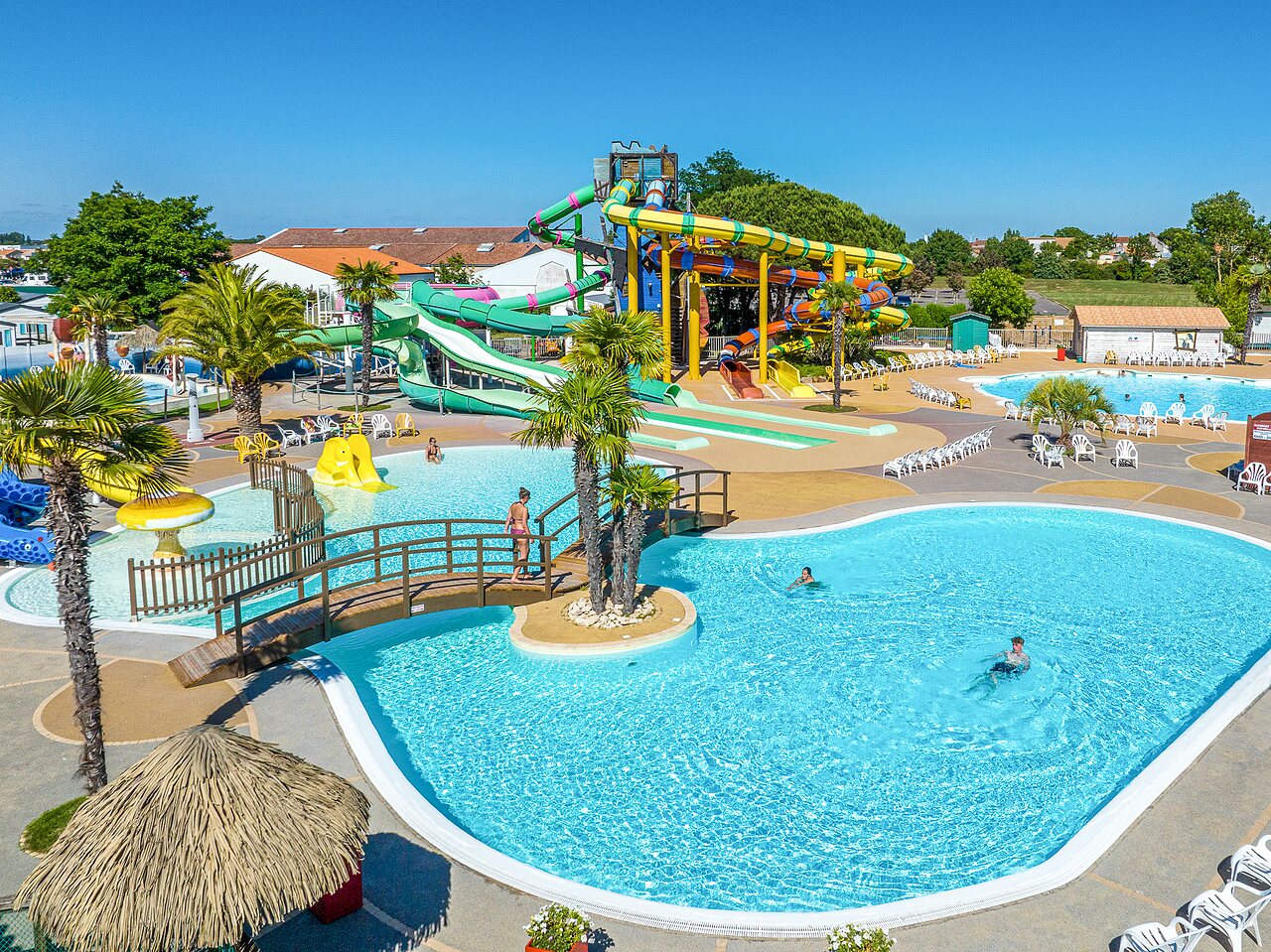 Parc aquatique avec piscines, toboggans g�ants au camping CAPFUN Curty's � Jard sur Mer (85).