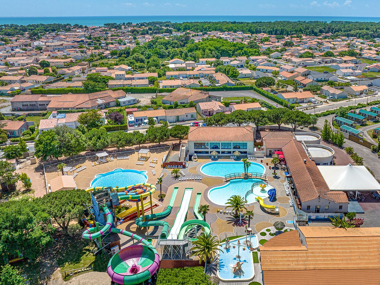 Piscines, toboggans, parc aquatique. Au camping CAPFUN Curty's � Jard sur Mer (85).
