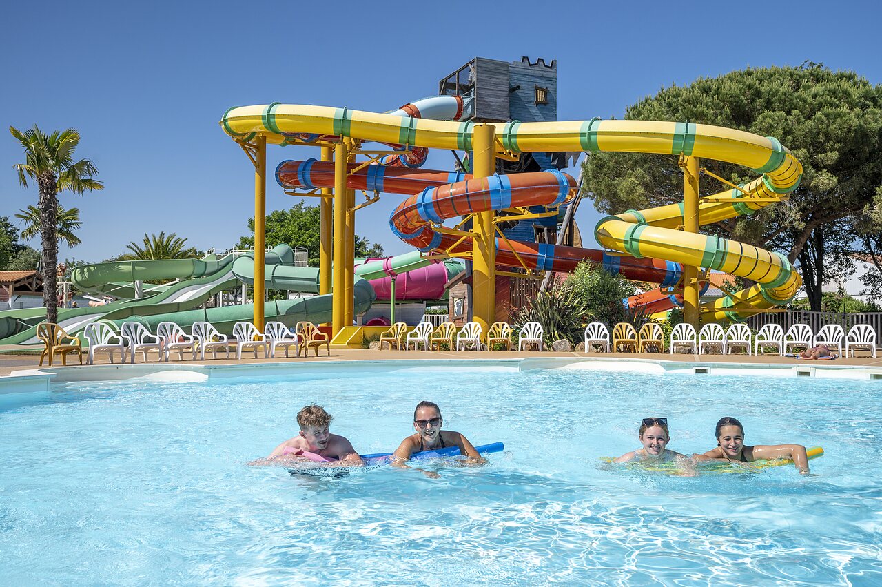 Toboggans aquatiques g�ants et piscine ext�rieure au camping CAPFUN Curty's � Jard sur Mer (85).