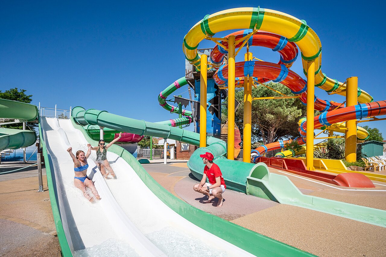 Toboggans aquatiques color�s, enfants glissant au camping CAPFUN Curty's � Jard sur Mer (85).
