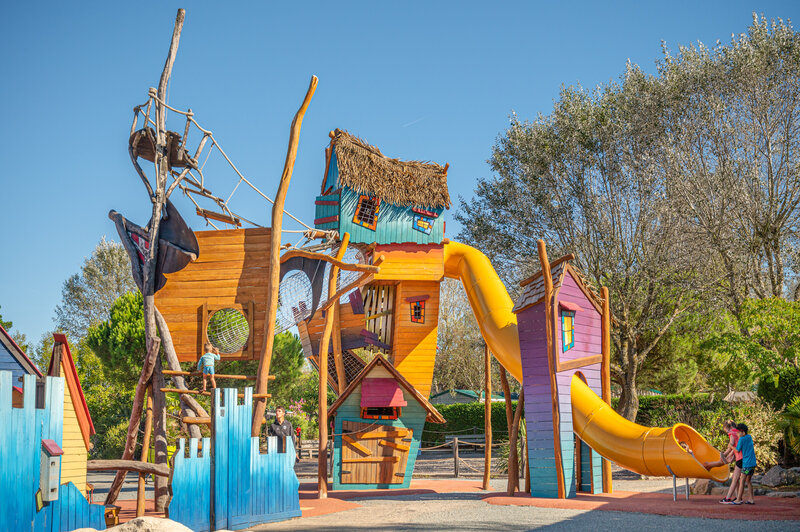 Jeu Carabouille - Grande aire de jeux th�matique avec toboggans au camping CAPFUN Dauphins Bleus � GIVRAND (85).