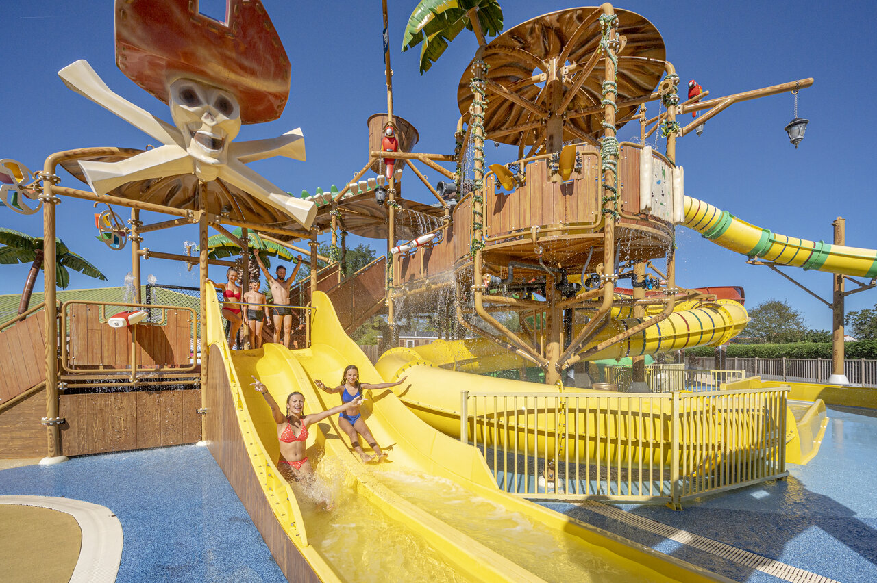 Toboggans aquatiques jaunes et structure de jeux pirate au camping CAPFUN Dauphins Bleus � GIVRAND (85).