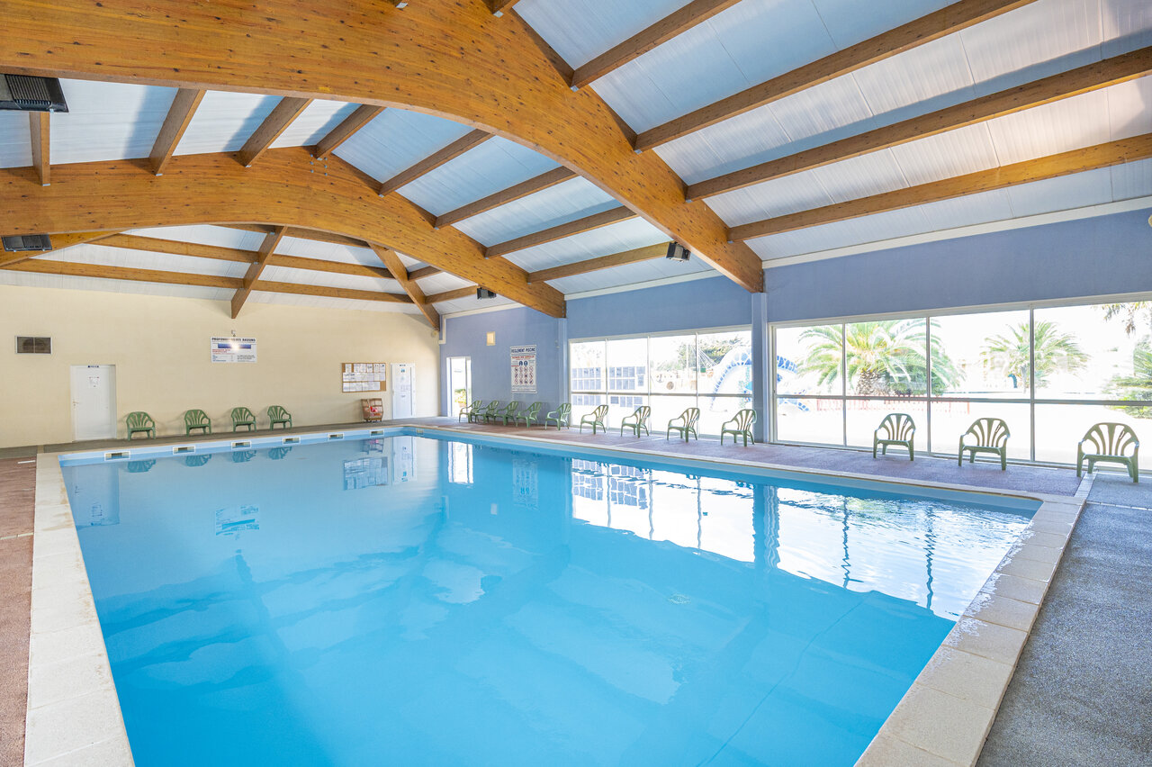 Piscine couverte chauff�e, charpente bois, au camping CAPFUN Dauphins Bleus GIVRAND (85).