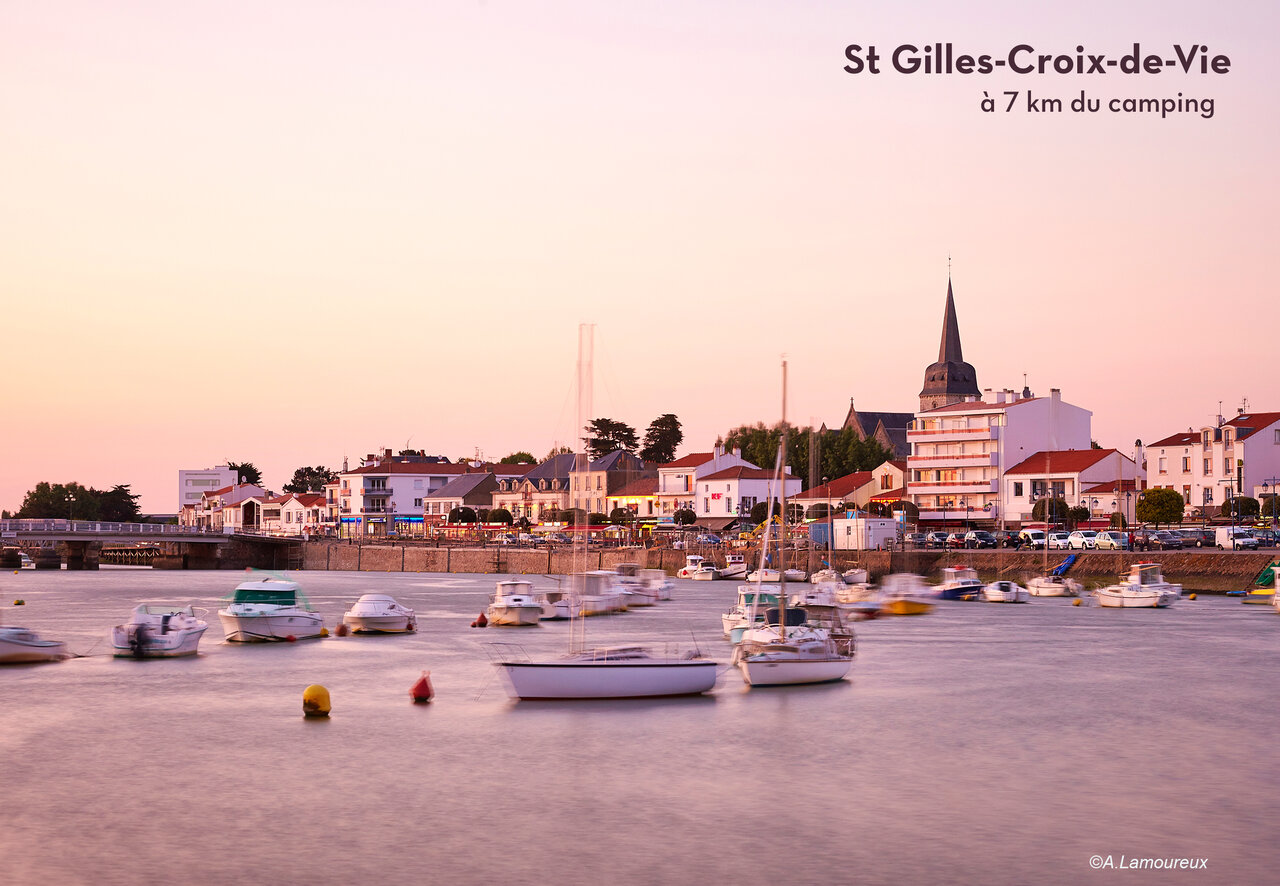 Port de plaisance et ville de Saint-Gilles-Croix-de-Vie au coucher du soleil en Vend�e.