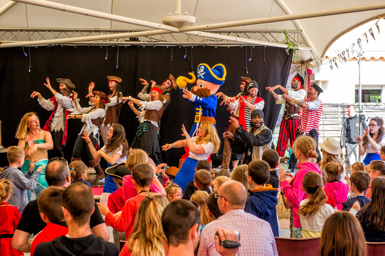 Spectacle de pirates avec mascotte et animateurs au CAPFUN Dauphins Bleus � GIVRAND (85).
