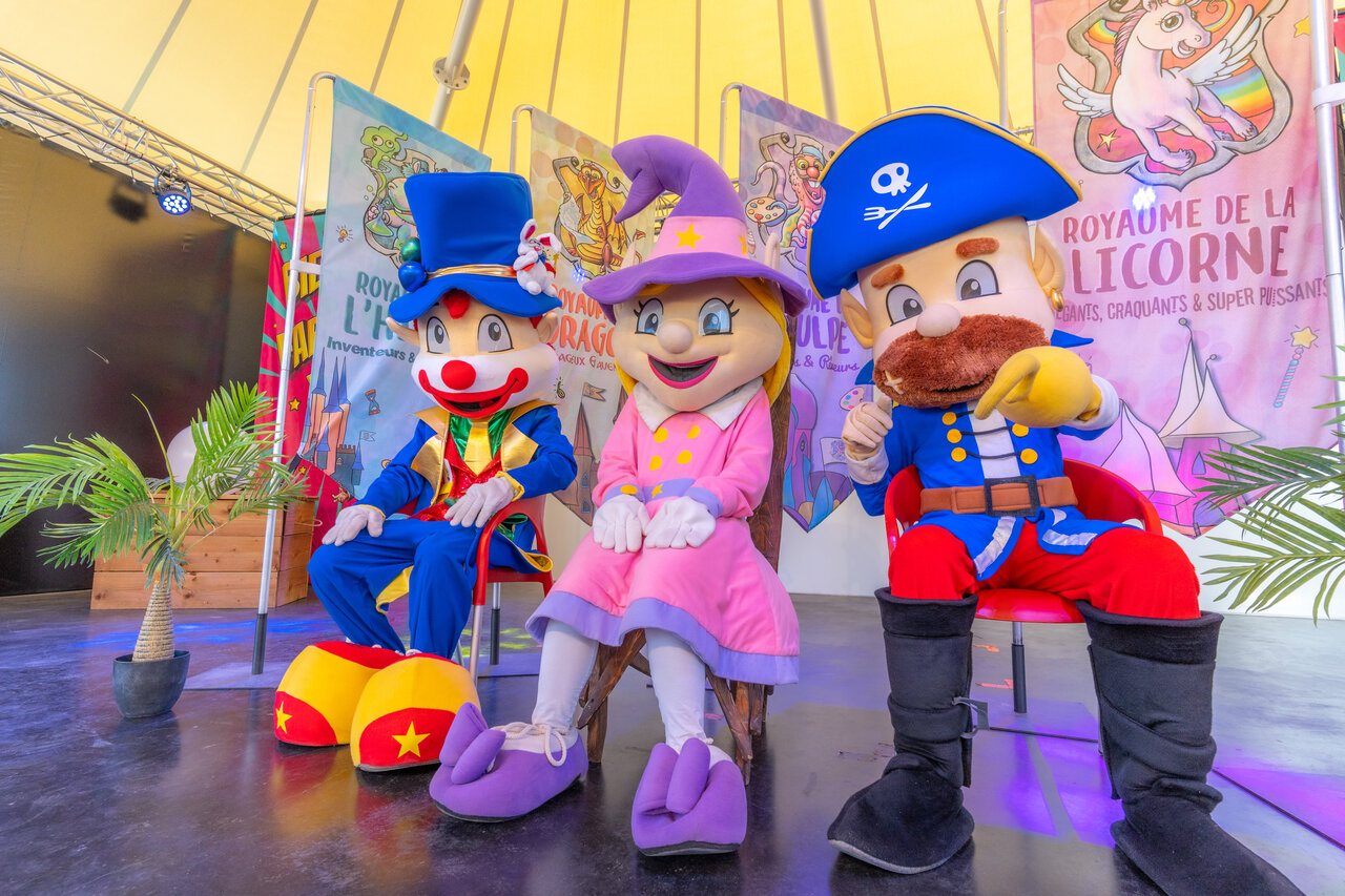 Mascottes clown, sorci�re et pirate sur sc�ne pour animation au camping CAPFUN Dauphins Bleus � GIVRAND (85).
