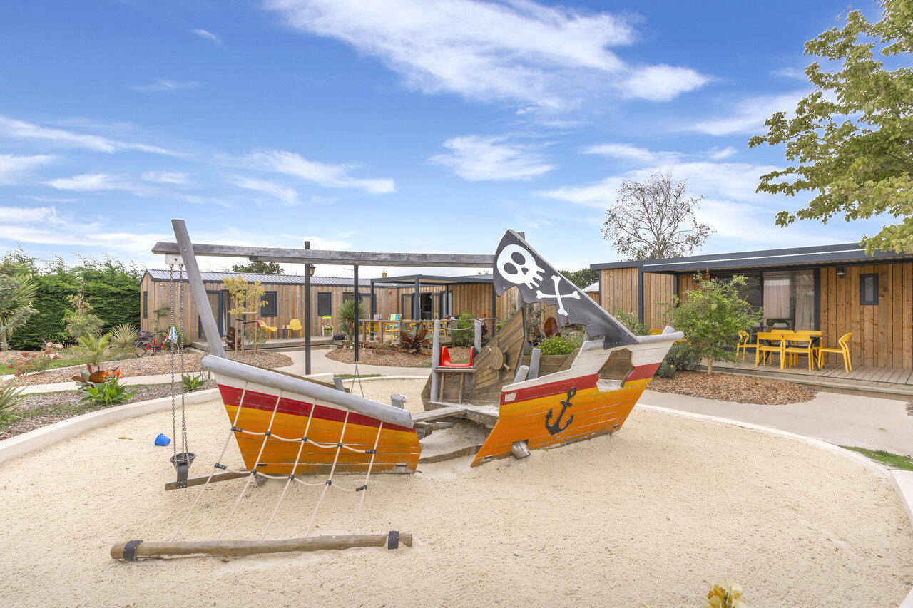 Aire de jeux bateau pirate, h�bergements au CAPFUN Dauphins Bleus � GIVRAND (85).