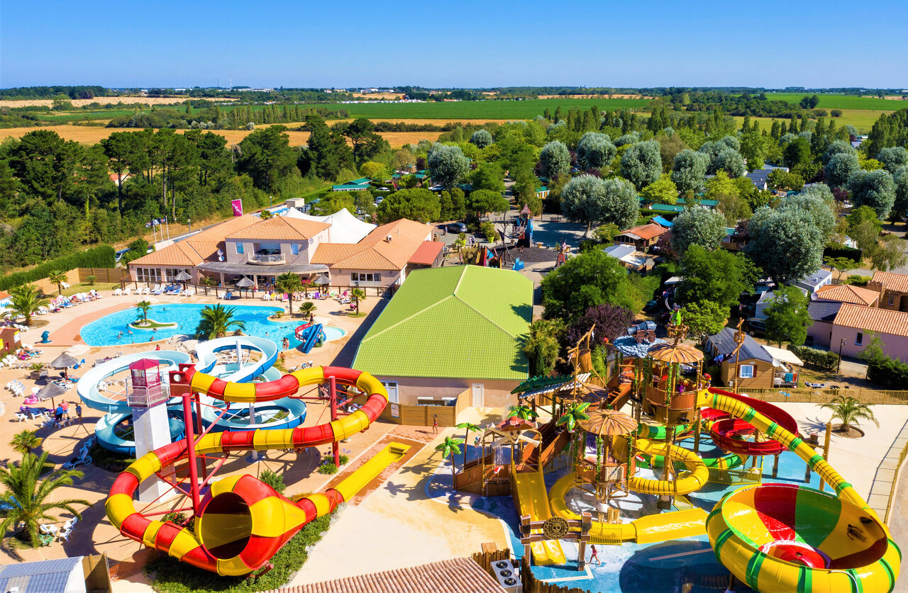 Parc aquatique, toboggans, piscine ext�rieure au camping CAPFUN Dauphins Bleus � GIVRAND (85).